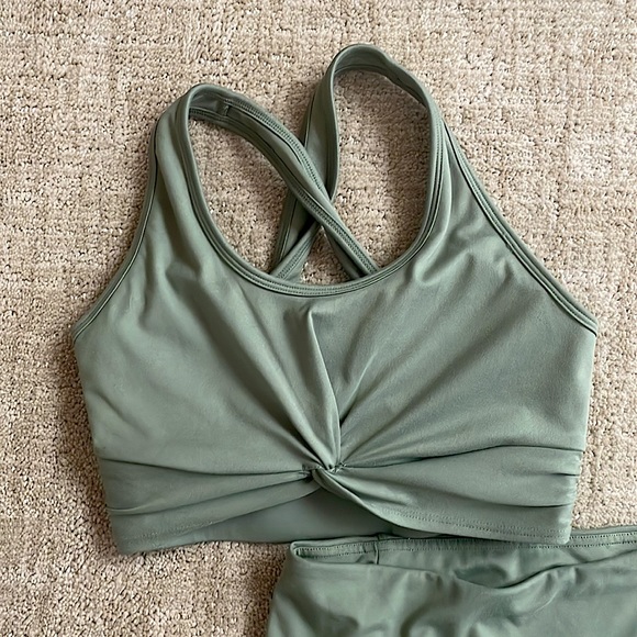 Green Workout legging set with sports bra - Picture 2 of 4